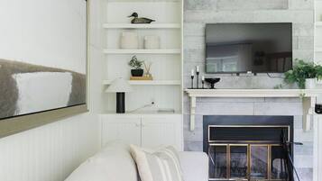 Smart TV, chimenea, reproductor de DVD y futbolito