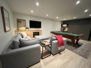 テレビ、暖炉、DVD プレーヤー、テーブルサッカー台