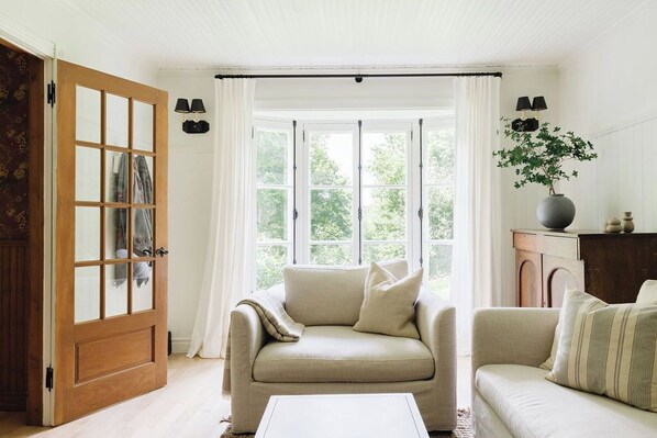 Télévision, cheminée, lecteur de DVD, baby-foot