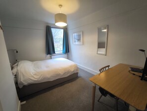 3 Schlafzimmer, Schreibtisch, Bügeleisen/Bügelbrett, Reisekinderbett