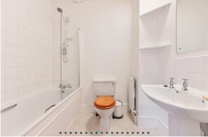 Haartrockner, Handtücher, Seife, Shampoo