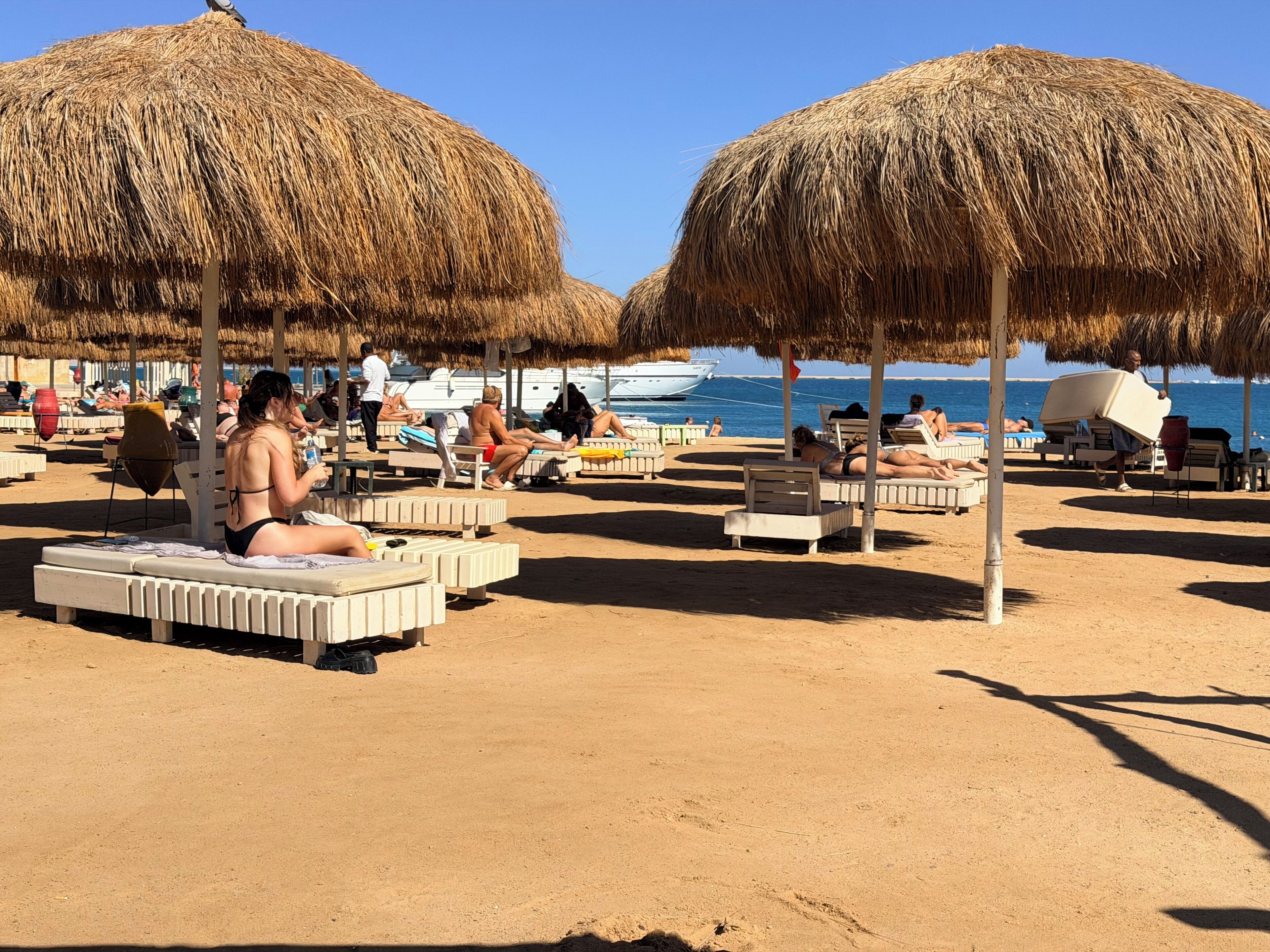 Plage, chaises longues, serviettes de plage