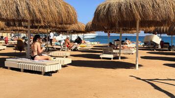 Plage, chaises longues, serviettes de plage
