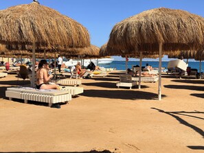 Am Strand, Liegestühle, Strandtücher