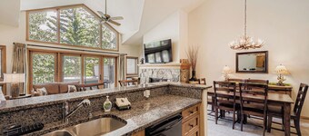  LUX 3/3 CHALET! 4 MIN WALK TO QUICKSILVER LIFT & MAIN ST! "PRIVATE HOT TUB"