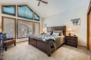 3 habitaciones, tabla de planchar con plancha y cuna de viaje 