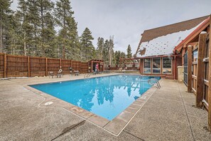 Alberca techada y alberca al aire libre