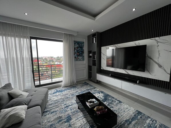 Una Smart TV, un reproductor estéreo