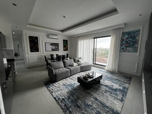 Una Smart TV, un reproductor estéreo