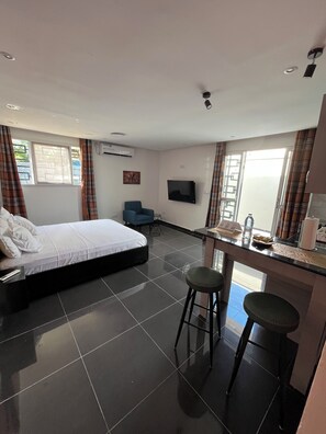 1 habitación, tabla de planchar con plancha, wifi y ropa de cama 