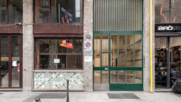 A building facade with a green door, a no parking sign, and a storefront with a sign reading "BRO STO". - CORSO GARIBALDI 64 - LIVING MILAN (Milan)