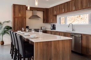 Een koelkast, een microgolfoven, een oven, een vaatwasser