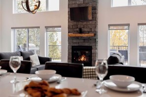 Interior - The Gibson & Spa and fireplace (Piopolis)