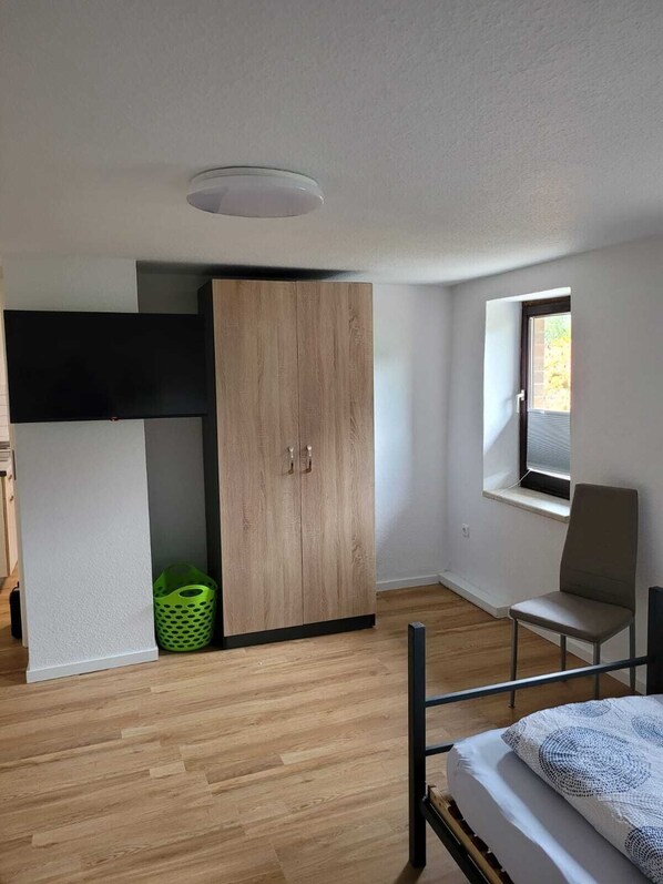 1 bedroom, WiFi, bed sheets - Fitters' apartment for two  (Schleiden)
