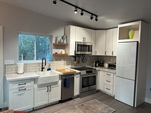 Mikrobølgeovn, ovn, kokeplater og oppvaskmaskin