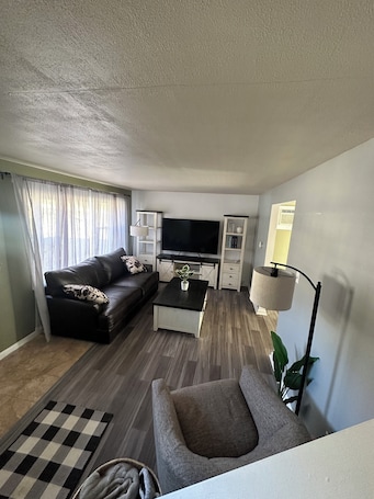 Smart TV. Charming 3-bedroom townhome with AC and WiFi in Greensburg