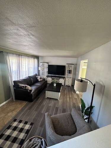 Charming 3-bedroom townhome with AC and WiFi in Greensburg