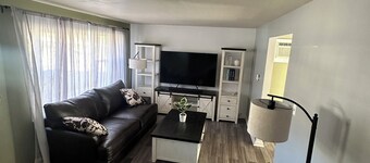 Charming 3-bedroom townhome with AC and WiFi in Greensburg