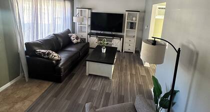 Charming 3-bedroom townhome with AC and WiFi in Greensburg