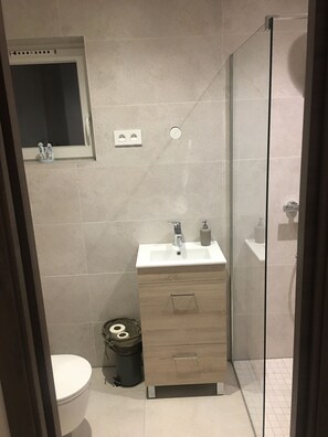 Een haardroger, handdoeken