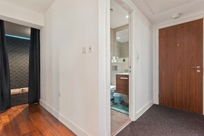Shower, hair dryer, towels, toilet paper - Emerald Suite- Bham Citycentre- Luxury-cinema Room (Birmingham)