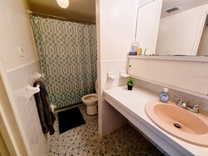 Apartment, Accessible | 2 bedrooms - Charming 2BR 2B in Elkins Park Free Parking (Elkins Park)