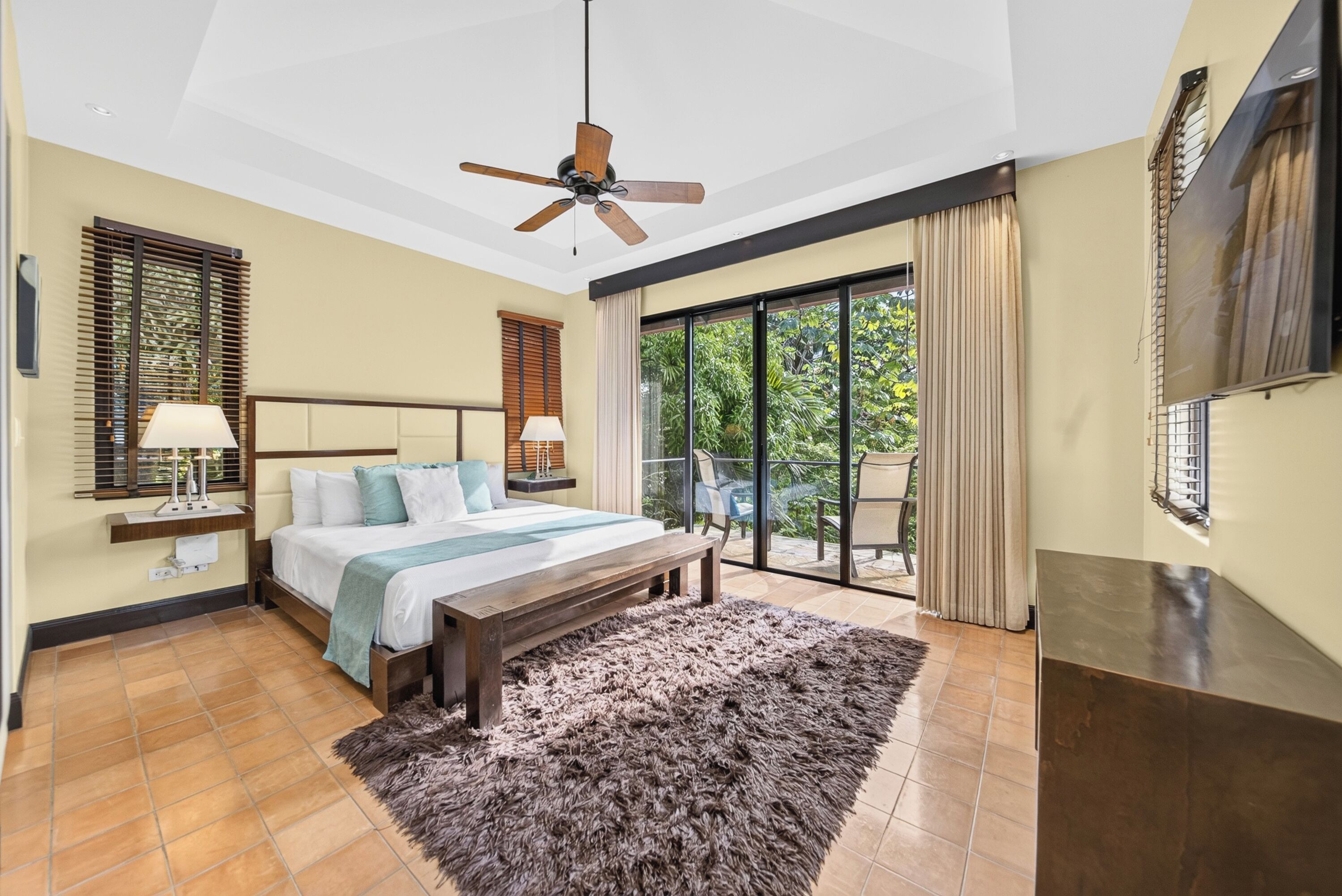 5 bedrooms, WiFi, bed sheets