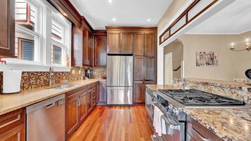 Een koelkast, een magnetron, een oven, een vaatwasser