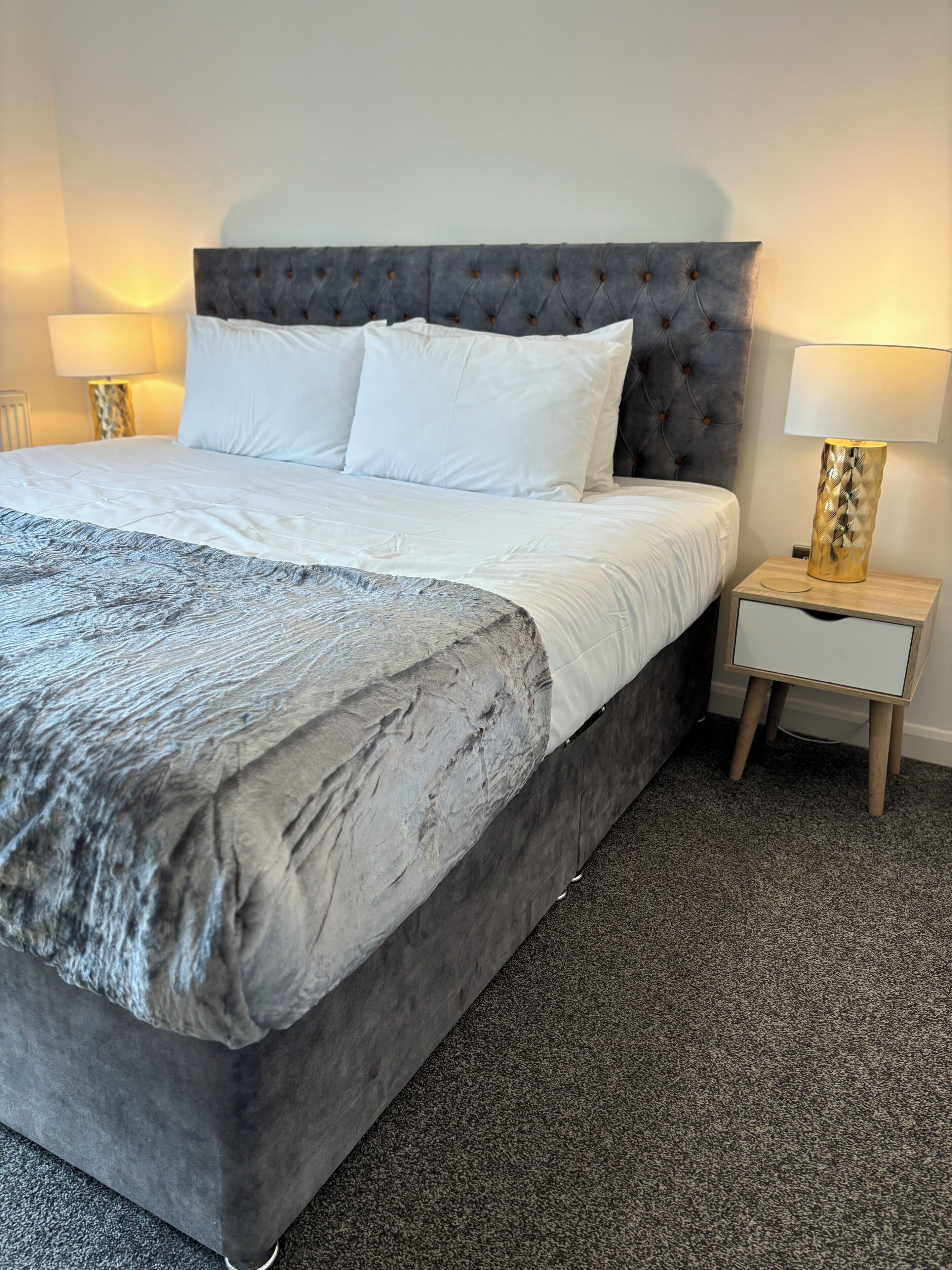 3 quartos, escrivaninha, ferros/tábuas de passar roupa