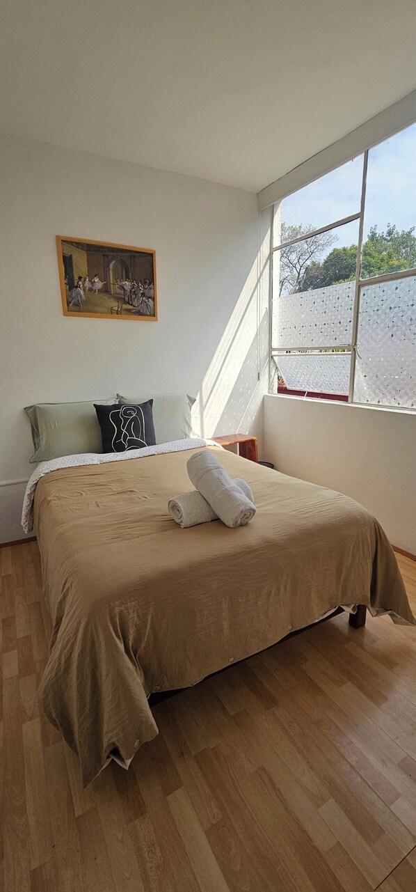 1 habitación, tabla de planchar con plancha, wifi y ropa de cama 