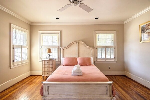 4 bedrooms, iron/ironing board, WiFi, bed sheets