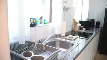 Mikrovågsugn, ugn, mixer och grytor/köksredskap