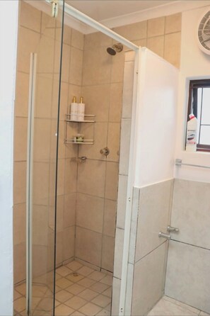Toallas, jabón, papel de baño 