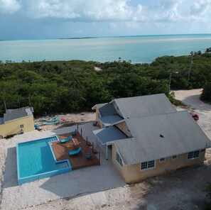 Exterior - Charming Villa - 4 bedrooms with large pool - both houses (George Town)