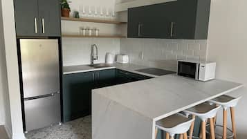 雪櫃、微波爐、焗爐、爐具