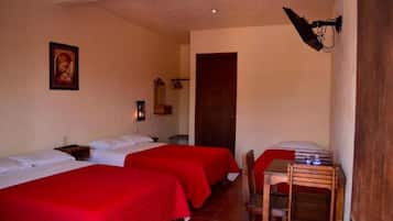 Habitación triple Confort, balcón | Edredón y ropa de cama