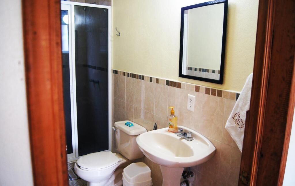 Cabaña Confort, varias camas | Baño | Toallas, jabón, shampoo, papel de baño 