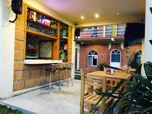 早餐，供應午餐和晚餐