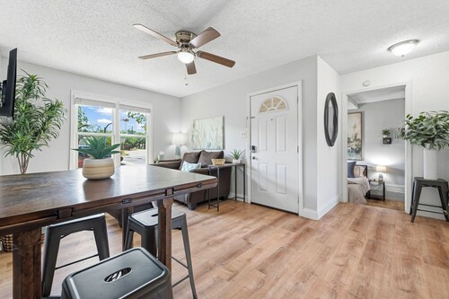 Near HSU, ACU & Hendrick ~ Clean ~ Charming Cottage  ~ New Discounts ~ Pets
