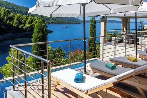 Luxurious new beach villa for 8 people, with parking, private pool, WIFI