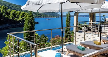 Luxurious new beach villa for 8 people, with parking, private pool, WIFI
