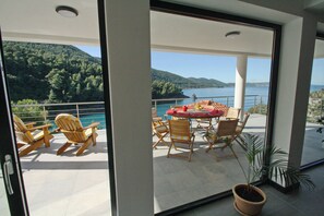 Outdoor dining - Luxurious new beach villa for 8 people, with parking, private pool, WIFI (Čara)