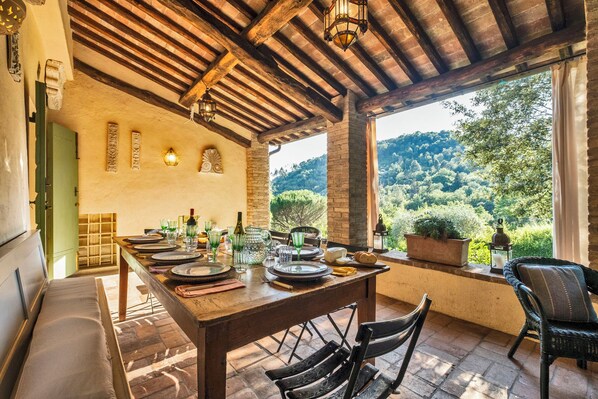 Outdoor dining - SAN LORENZO a villa in the countryside for lovers of sunshine, peace and beauty (Orbicciano)