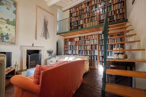 Smart TV, fireplace, ping pong, books - SAN LORENZO a villa in the countryside for lovers of sunshine, peace and beauty (Orbicciano)