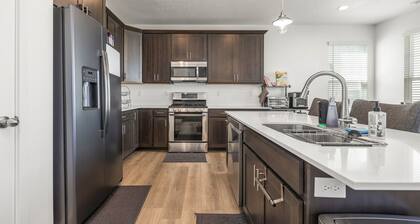 Mountain Dreams | 2 Car Garage | Office | Brand new