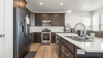 Fridge, microwave, stovetop, dishwasher