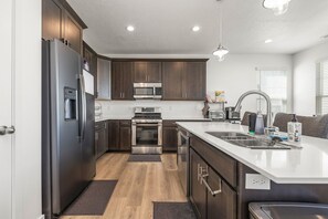 Kjøleskap, mikrobølgeovn, kokeplater og oppvaskmaskin