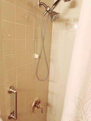 Hair dryer, towels, soap, toilet paper - Charming -Clean-4-bedroom house with AC and WiFi in wonderful Springfield (Springfield)