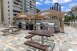 Outdoor dining - Ocean and City Views at Island Colony Near Waikiki Beach (Honolulu)