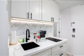 Studio, 2 Queen Beds, Canal View (0186) | Private kitchen - Ocean and City Views at Island Colony Near Waikiki Beach (Honolulu)